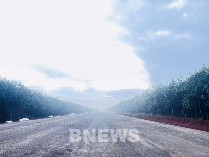 Khởi công cuối tháng 9/2020, dự án xây dựng đường cao tốc Phan Thiết - Dầu Giây phải hoàn thành thi công trong năm 2022. Ảnh: Quang Toàn/BNEWS/TTXVN
