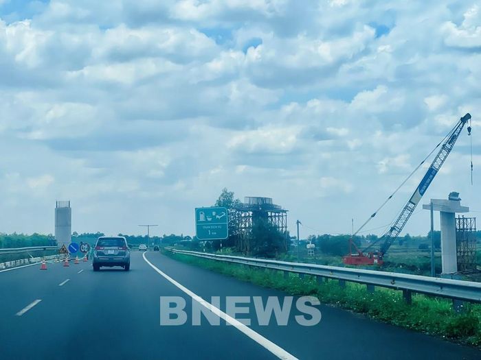 Nhà thầu Tổng công ty Thăng Long đang thi công nút giao kế nối cao tốc Phan Thiết - Dầu Giây với cao tốc Tp. Hồ Chí Minh - Long Thành - Dầu Giây. Ảnh: Quang Toàn/BNEWS/TTXVN