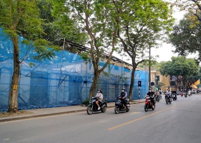 Hiện trạng công trình số 61 Trần Phú đang được tháo dỡ. Ảnh: Tuấn Đức - TTXVN