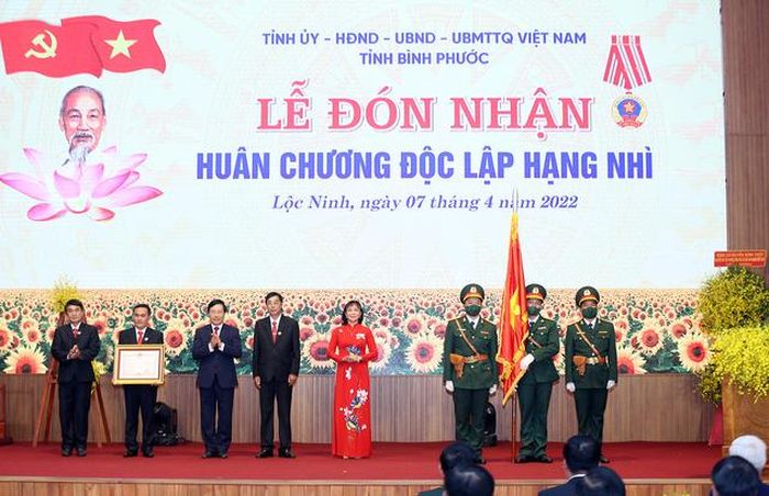 Phó Thủ tướng Phạm Bình Minh trao Huân chương Độc lập hạng Nhì cho lãnh đạo huyện Lộc Ninh - Ảnh: VGP/Hải Minh