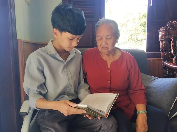 Niềm vui tuổi già của y tá Nguyễn Thị Tuất là những chuyến đi thăm đồng đội, chăm sóc vườn tược và vui vẻ với con cháu