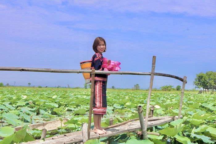 Bạn trẻ mặc trang phục truyền thống của dân tộc lưu giữ lại những hình ảnh đẹp thời thanh xuân.