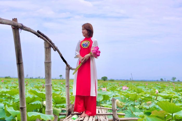 Thiếu nữ khoe dáng trong tà áo dài thướt tha tại hồ sen.