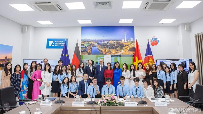Các đại biểu và sinh viên dự lễ khánh thành phòng Berlin tại Học viện Ngoại giao. (Nguồn: DAV)