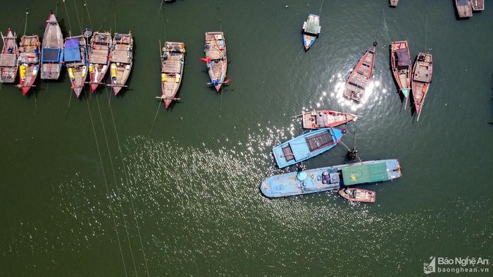 Cửa Lò lúc này, trên bến, dưới thuyền nhộn nhịp. Các ngư dân vùng biển này ra khơi vào lộng để đem về cho du khách những món quà biển tươi ngon. Ảnh: Thành Cường