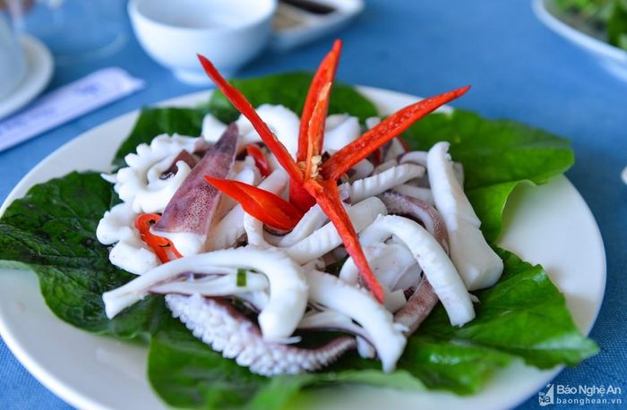 Đừng đợi đến khi mùa du lịch bắt đầu, mùa Hạ về thì mới tới Cửa Lò. Không có gì thú vị hơn được hòa vào lòng biển mặn nguyên sơ; thưởng thức hải sản đầu mùa… Ảnh: Thành Cường