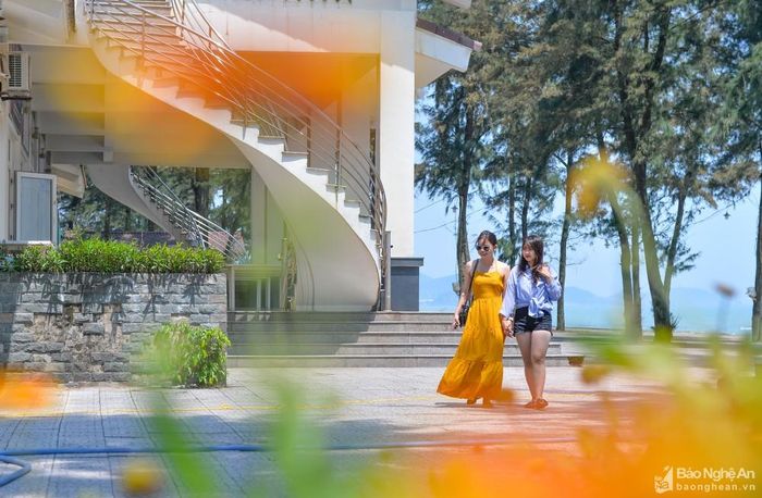 Sau 2 năm “ngủ đông” do Covid-19, lúc này Cửa Lò đã khoác lên màu áo mới. Mùa vui chưa bắt đầu nhưng du khách muôn phương đã dập dìu về phố biển để nghỉ dưỡng, thưởng ngoạn cảnh đẹp phố biển. Ảnh: Thành Cường