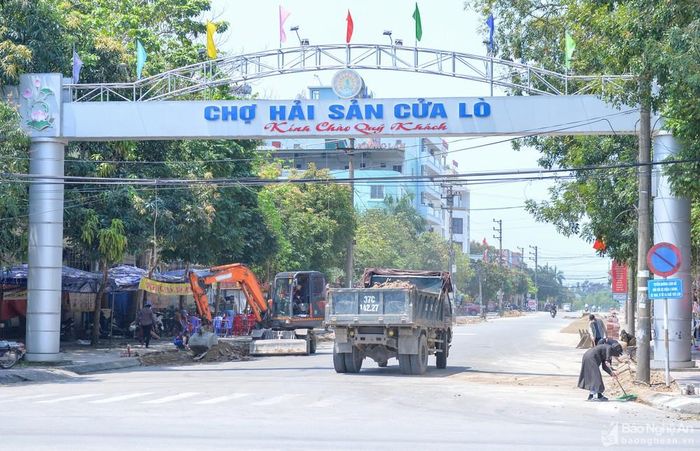 Các lực lượng chức năng và người dân thị xã tập trung, ra sức hoàn thiện những công đoạn cuối cùng giúp cho phố phường thực sự khang trang đón chào ngày hội mới. Ảnh: Thành Cường