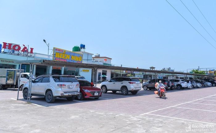 Trước ngày khai hội, khu vực nhà hàng ven sông ở Cửa Hội đã nườm nượp khách. Khu vực nhà hàng ven sông này là một trong những điểm nhấn mới của du lịch Cửa Lò năm 2022. Ảnh: Thành Cường