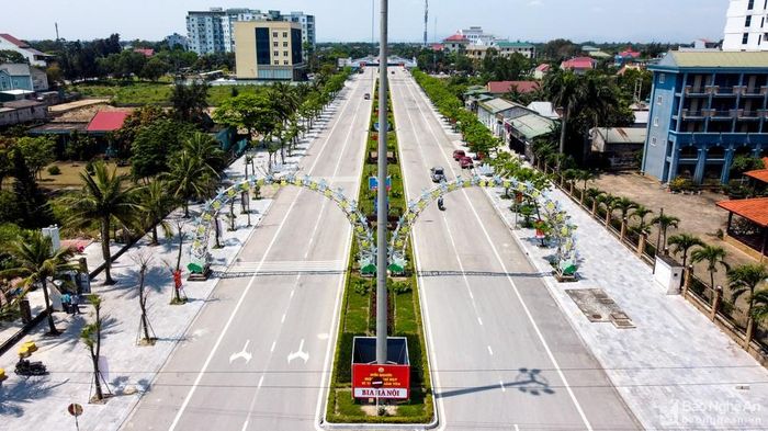 Thị xã đã không ngừng chỉnh trang, sửa chữa, làm mới hệ thống trực quan, điện chiếu sáng, hệ thống cây xanh khu vực nội thị, thêm mới các điểm check-in làm bằng hoa, cây cảnh thân thiện với môi trường. Ảnh: Thành Cường