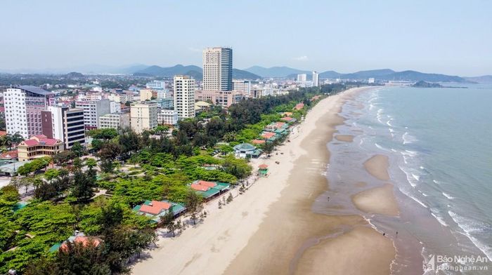 Không phụ lòng du khách ngóng đợi, từ nhiều tháng nay, thị xã Cửa Lò đã tập trung kiến tạo các không gian xanh - sạch - đẹp và thân thiện… Những bãi biển dài cát mịn đợi chờ những bước chân in. Ảnh: Thành Cường
