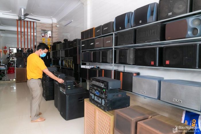 Ở phường Nghi Thủy có tuyến đường chuyên kinh doanh các mặt hàng điện tử, đặc biệt là các loại loa máy có chất lượng tốt xuất xứ từ Nhật Bản hoặc các nước phương Tây. Trước đây mặt hàng này thường tấp nập kẻ bán người mua, kinh tế thị trường thay đổi, tuy nhiều người lựa chọn những sản phẩm hiện đại hơn khiến những kiot này có phần thưa vắng, tuy nhiên nó vẫn là mặt hàng được giới săn đồ cổ ưa dùng. Ảnh: Đức Anh