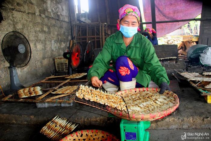 Cùng với hải sản tươi, sống được các nhà hàng chế biến để thưởng thức tại chỗ, khách du lịch có thể dành thời gian đến quanh các khu chợ trải nghiệm món cá nướng than hồng thơm ngon, mang đậm hương vị biển cả. Do được chế biến bằng phương thức nướng, loại sản phẩm này có thể cất trữ được lâu ngày và mang đi xa. Vì thế, du khách có thể mua về làm quà hay dùng dài ngày. Ảnh tư liệu: Quang An