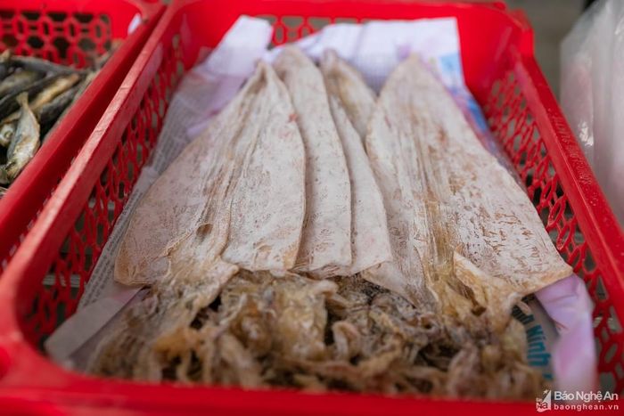 Mực khô là một trong những mặt hàng được nhiều du khách lựa chọn làm quà khi đến Cửa Lò. Ảnh: Đức Anh