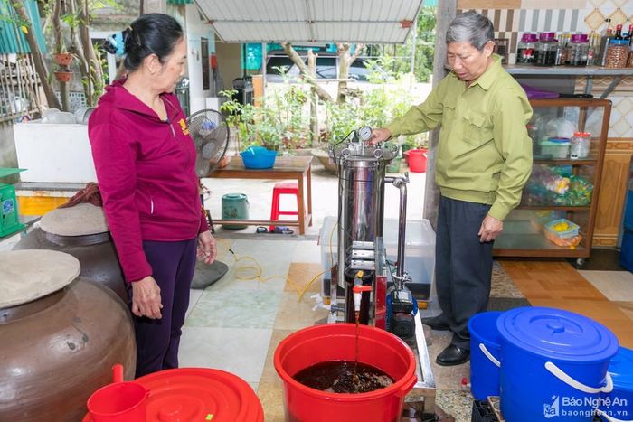 Đến với Cửa Lò, nhiều du khách đã quyết định chọn mua nước mắm về làm quà. Ảnh: Đức Anh