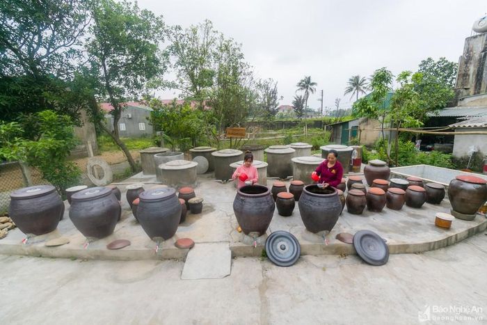 Là cư dân vùng biển, ở Cửa Lò có những làng nghề chế biến hải sản với lịch sử hàng trăm năm và nhiều sản phẩm nổi tiếng. Trước tiên là nghề chế biến nước mắm, với bí quyết truyền lại từ nhiều đời. Nước mắm Cửa Lò nổi tiếng về chất lượng, từ lâu khẳng định được thương hiệu trên thị trường. Ảnh: Đức Anh
