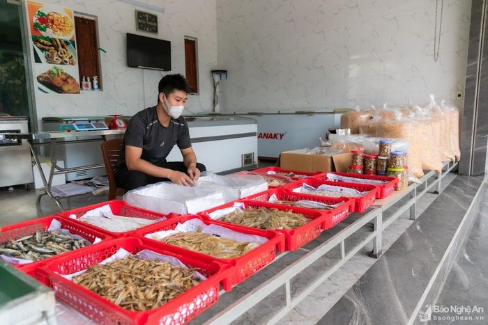 Các loại hải sản khô thường được du khách ưa chuộng bởi sự gọn nhẹ, dễ vận chuyển, thời gian cất trữ được lâu, đặc biệt là đảm bảo chất lượng và giá phải chăng. Ảnh: Đức Anh