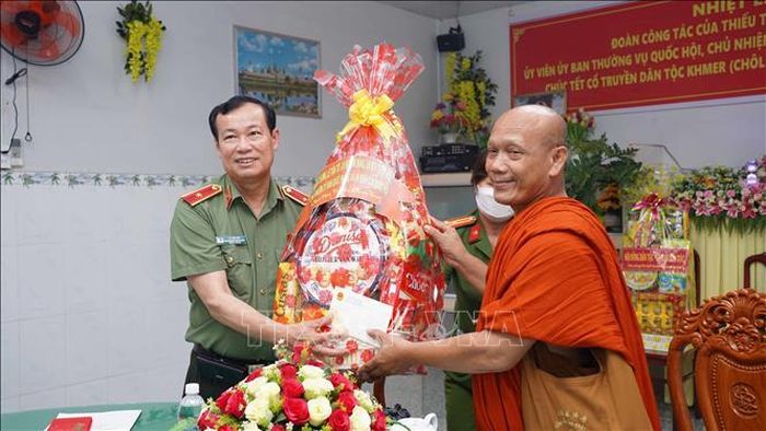 Thiếu tướng Lê Tấn Tới chúc tết Hội Đoàn kết sư sãi yêu nước tỉnh Cà Mau nhân dịp Tết Chol Chnam Thmay. Ảnh: Kim Há/TTXVN