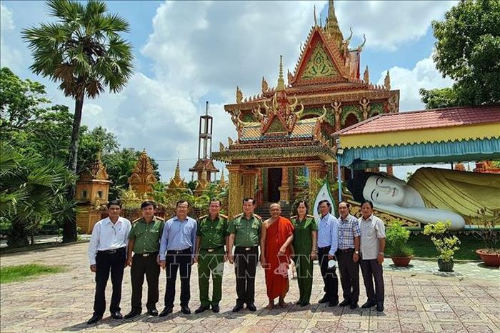 Đoàn công tác Ủy ban Quốc phòng và An ninh của Quốc hội chụp ảnh lưu niệm với đại diện Hội Đoàn kết sư sãi yêu nước tỉnh Cà Mau tại Chùa Monivongsa (phường 1, thành phố Cà Mau). Ảnh: TTXVN phát