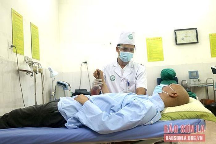 Trị liệu phục hồi chức năng cho bệnh nhân sau phẫu thuật ung thư xương.