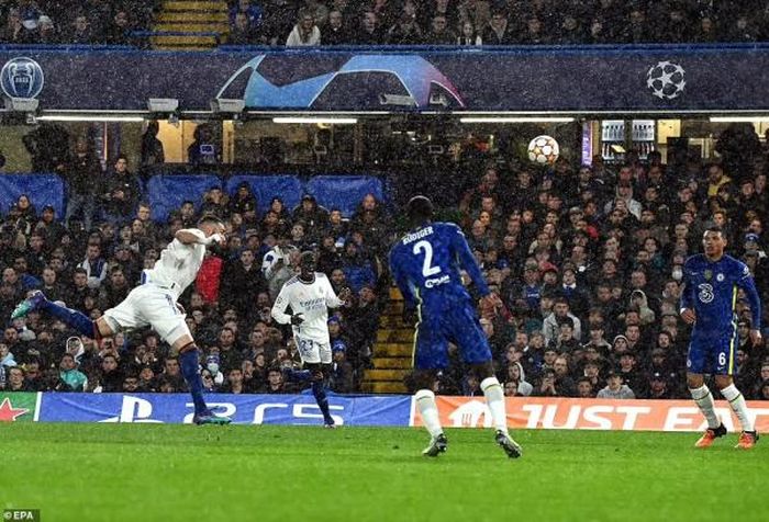 Khi Chelsea còn chưa hết "choáng váng" thì chỉ 3 phút sau lưới của đội bóng thành London lại rung lên.