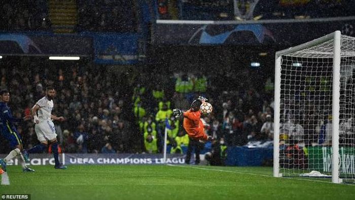 Ngay phút 21, Benzema phối hợp một hai xuống biên để Vinicius thoát xuống bên cánh trái. Cầu thủ người Brazil trả ngược lại để Benzema đánh đầu đẳng cấp mở tỷ số trận đấu.