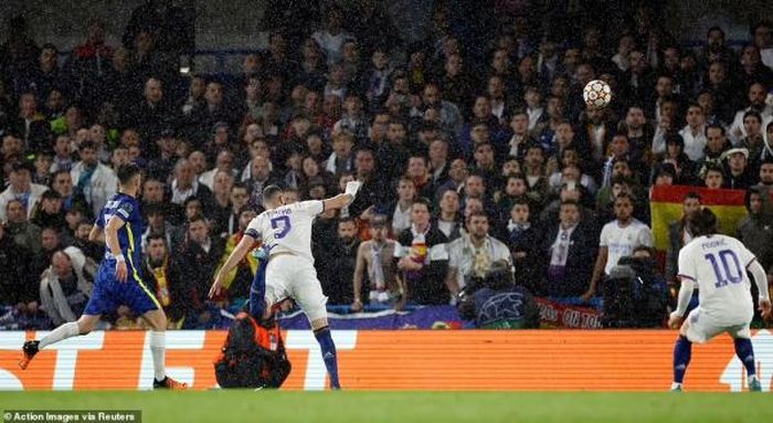 Từ đường chuyền của Modric, Benzema thực hiện pha đánh đầu với, bóng đi ngược với hướng di chuyển của thủ thành Mendy. Real nhân đôi cách biệt.