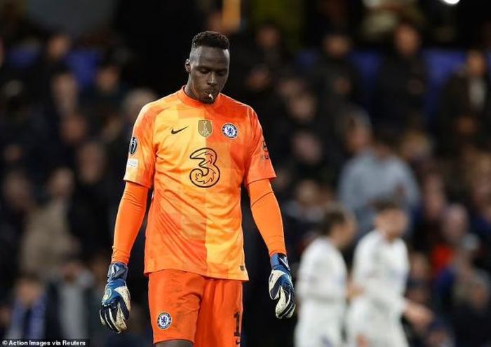 Điều cay đắng cho Chelsea là bàn thua thứ 3 đến từ sai lầm của thủ thành Mendy. Người gác đền của The Blue có đường chuyền sai cho Rudiger tạo cơ hội cho Karim Benzema hoàn tất hat-trick.