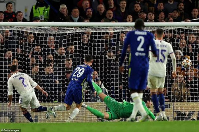 Sau 2 bàn thua Chelsea nỗ lực tìm kiếm bàn rút ngắn tỷ số. Phút 40, Jorginho thực hiện cú treo bóng để Havertz thoát xuống trước khi lạnh lùng đánh đầu về góc xa đánh bại thủ thành Real.