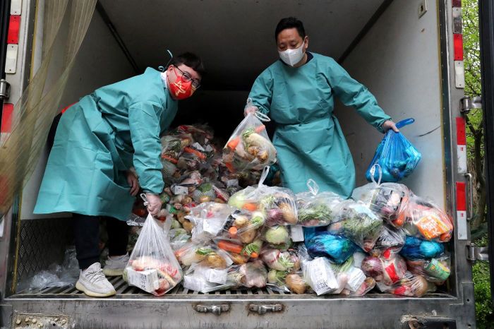  Nhân viên phân loại túi rau củ và thực phẩm tại Thượng Hải hôm 5/4. Ảnh: Reuters. 