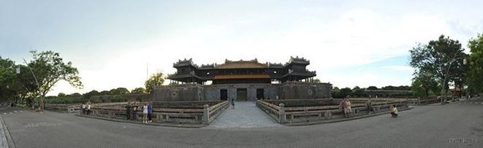 Ngọ Môn là khu vực hành chính tối cao của triều đình Nguyễn. Bên trong Hoàng thành, hơi dịch về phía sau là Tử cấm thành - nơi ăn ở sinh hoạt của Hoàng gia. Ảnh: Minh Đức – TTXVN