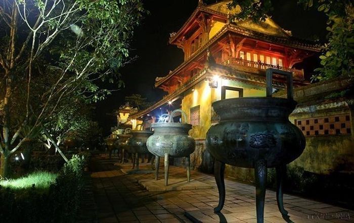 Đại Nội Huế lung linh trong đêm nhờ hiệu ứng ánh sáng nghệ thuật. Ảnh: Hồ Cầu-TTXVN