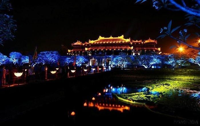 Đại Nội Huế lung linh trong đêm nhờ hiệu ứng ánh sáng nghệ thuật. Ảnh: Hồ Cầu-TTXVN