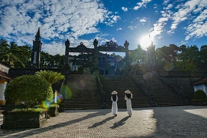 Lăng Khải Định còn gọi là Ứng Lăng tọa lạc trên triền núi Châu Chữ (còn gọi là Châu Ê) bên ngoài kinh thành Huế là lăng mộ của vua Khải Định, vị vua thứ 12 của triều Nguyễn. Lăng được xây dựng từ năm 1920 ngay sau khi Khải Định lên ngôi. Về kiến trúc lăng Khải Định được người đời sau thường đặt ra ngoài dòng kiến trúc truyền thống thời Nguyễn bởi sự pha trộn kiến trúc Đông Tây Kim Cổ lạ thường, với các tác phẩm nghệ thuật ghép tranh sành sứ độc đáo. Ảnh: Minh Đức – TTXVN