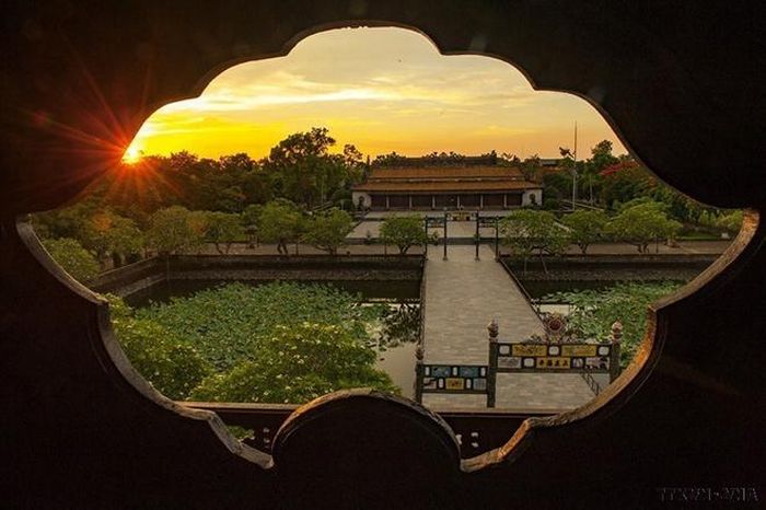 Điện Thái Hòa là cung điện nằm trong khu vực Đại Nội của kinh thành Huế. Điện cùng với sân chầu là địa điểm được dùng cho các buổi triều nghi quan trọng của triều đình như: lễ Đăng Quang, sinh nhật vua, những buổi đón tiếp sứ thần chính thức và các buổi đại triều được tổ chức 2 lần vào ngày mồng 1 và 15 âm lịch hàng tháng. Trong chế độ phong kiến cung điện này được coi là trung tâm của đất nước. Điện được xây dựng vào năm 1805 thời vua Gia Long. Ảnh: Minh Đức – TTXVN