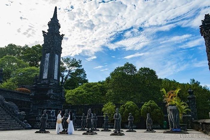 Lăng Khải Định còn gọi là Ứng Lăng tọa lạc trên triền núi Châu Chữ (còn gọi là Châu Ê) bên ngoài kinh thành Huế là lăng mộ của vua Khải Định, vị vua thứ 12 của triều Nguyễn. Lăng được xây dựng từ năm 1920 ngay sau khi Khải Định lên ngôi. Ảnh: Minh Đức – TTXVN