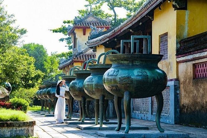 Cửu Đỉnh của nhà Nguyễn là chín cái đỉnh bằng đồng, đặt ở trước sân Thế miếu trong Hoàng thành Huế. Cửu Đỉnh được vua Minh Mạng ra lệnh đúc vào mùa đông năm 1835 và khánh thành vào ngày 1 tháng 3 năm 1837. Cửu Đỉnh gồm chín cái đỉnh đồng, mỗi đỉnh có một tên riêng ứng với một thụy hiệu của mỗi vị hoàng đế triều Nguyễn. Trên mỗi đỉnh, người ta đều chạm khắc 17 bức họa tiết và 1 bức họa thư, gồm các chủ đề về vũ trụ, núi sông, chim thú, sản vật, vũ khí...tập hợp thành bức tranh toàn cảnh của đất nước Việt Nam thống nhất thời nhà Nguyễn. Ảnh: Minh Đức – TTXVN