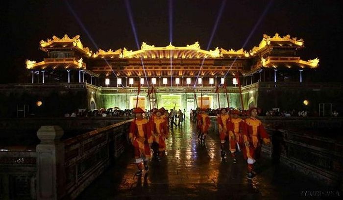 Đại Nội Huế lung linh trong đêm. Ảnh: Hồ Cầu-TTXVN