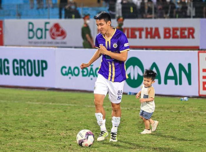 Bố con Hùng Dũng trên sân Hàng Đẫy. Ảnh: Thanh Nhã