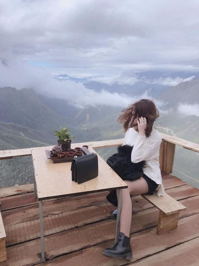 Những bức ảnh được chụp trên đỉnh Fanxipan dưới điều kiện thời tiết lạnh giá và sức gió cực mạnh đã quật tả tơi mái tóc của họ.