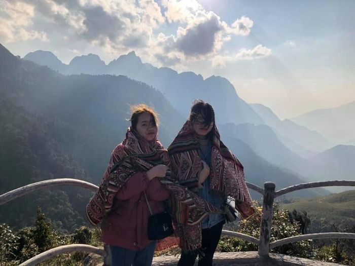 Cảnh đẹp, view đẹp, có đứa bạn thân nữa... mọi thứ có vẻ sẽ ổn hơn nhiều nếu như Sapa lặng gió.