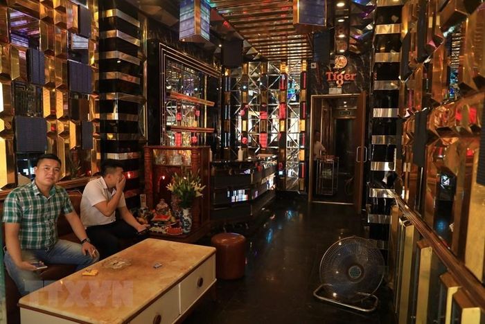  Kinh doanh karaoke được phép mở trở lại nhưng phải đảm bảo an toàn phòng dịch. (Ảnh: Hoàng Hiếu/TTXVN) 