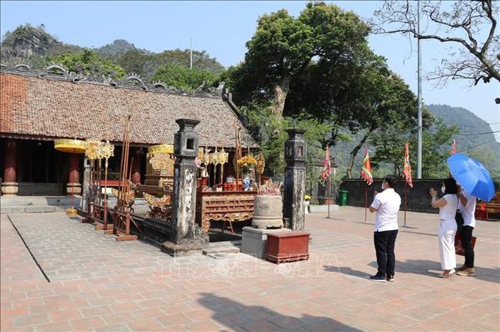 Du khách thắp hương tại Đền thờ vua Đinh Tiên Hoàng thuộc Khu di tích Cố đô Hoa Lư.