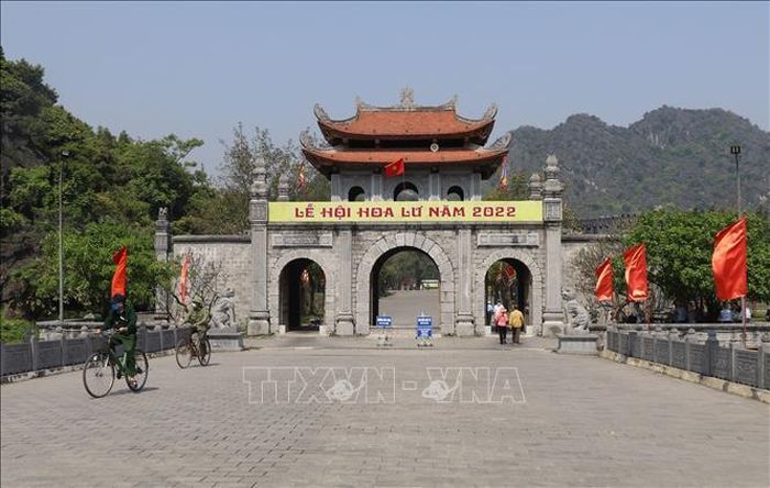 Cổng chính dẫn vào Khu di tích Cố đô Hoa Lư.