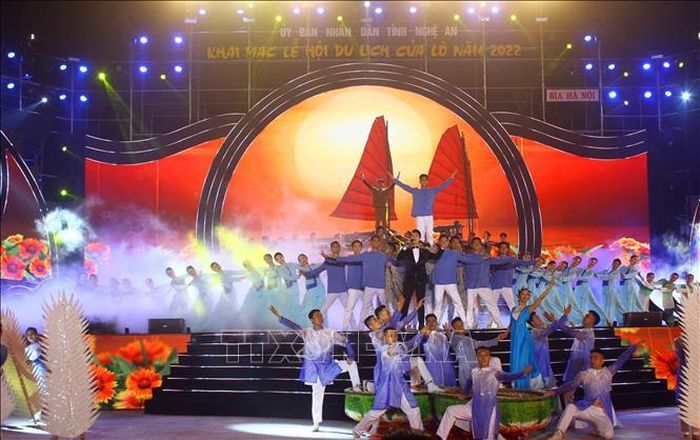 Tiết mục văn nghệ biểu diễn trong đêm Khai mạc Lễ hội du lịch Cửa Lò 2022.