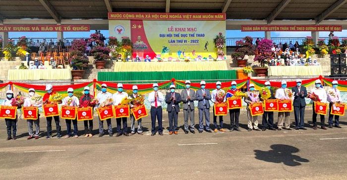Ban tổ chức trao cờ lưu niệm cho các đơn vi tham gia tranh tài tại Đại hội