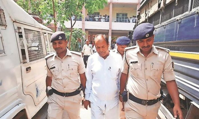 Bị cáo mặc áo trắng bị cảnh sát áp giải tại bang Bihar, Ấn Độ. Ảnh: Indian Express.