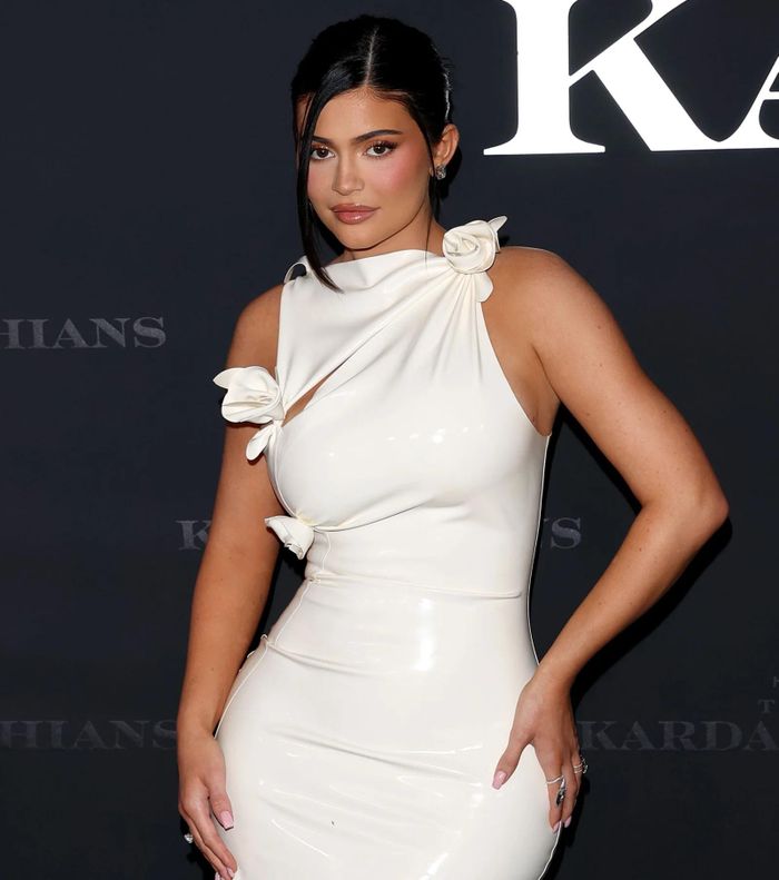 Kylie Jenner khoe dáng gợi cảm sau hai tháng sinh con. Ảnh: Elle/Us Weekly.