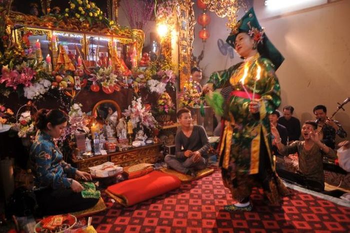 Hầu đồng vốn dĩ không hề xa lạ với người Việt
