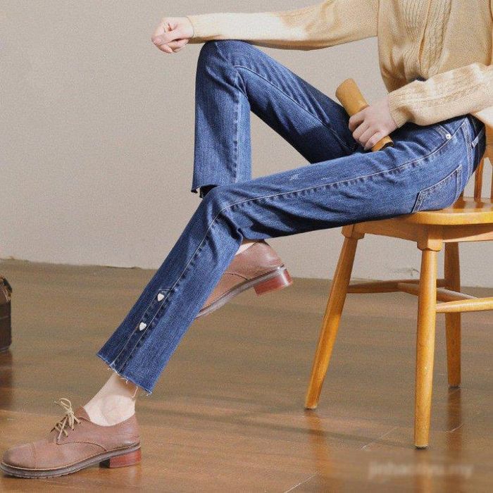 Đôi khi, những chi tiết đinh tán nhỏ nhắn trên gấu quần cũng mang đến cho vẻ ngoài của nàng thêm đặc sắc.